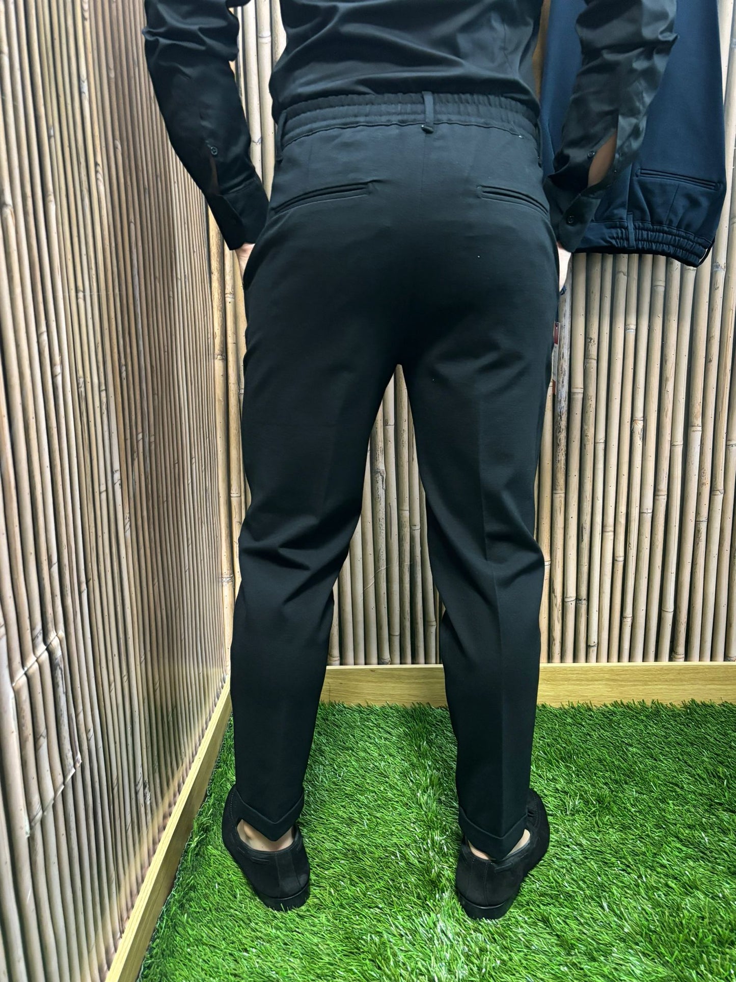 Pantaloni modello Pantalaccio elasticizzato in Punto Milano