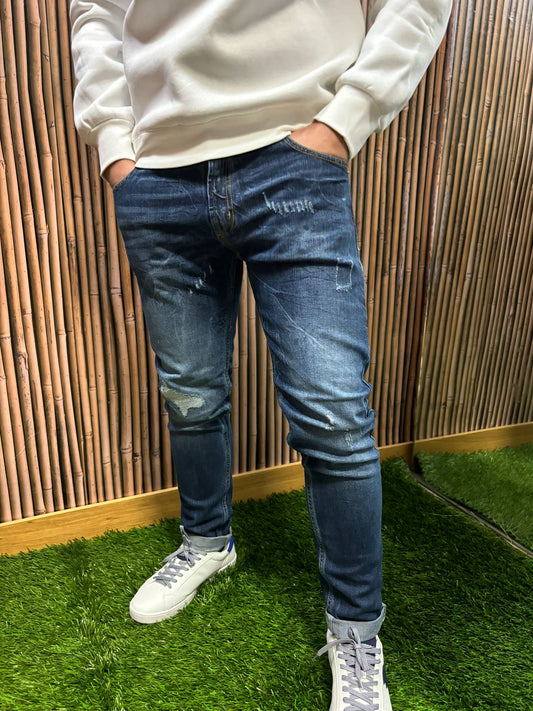 Jeans linea slim fit effetto slavato