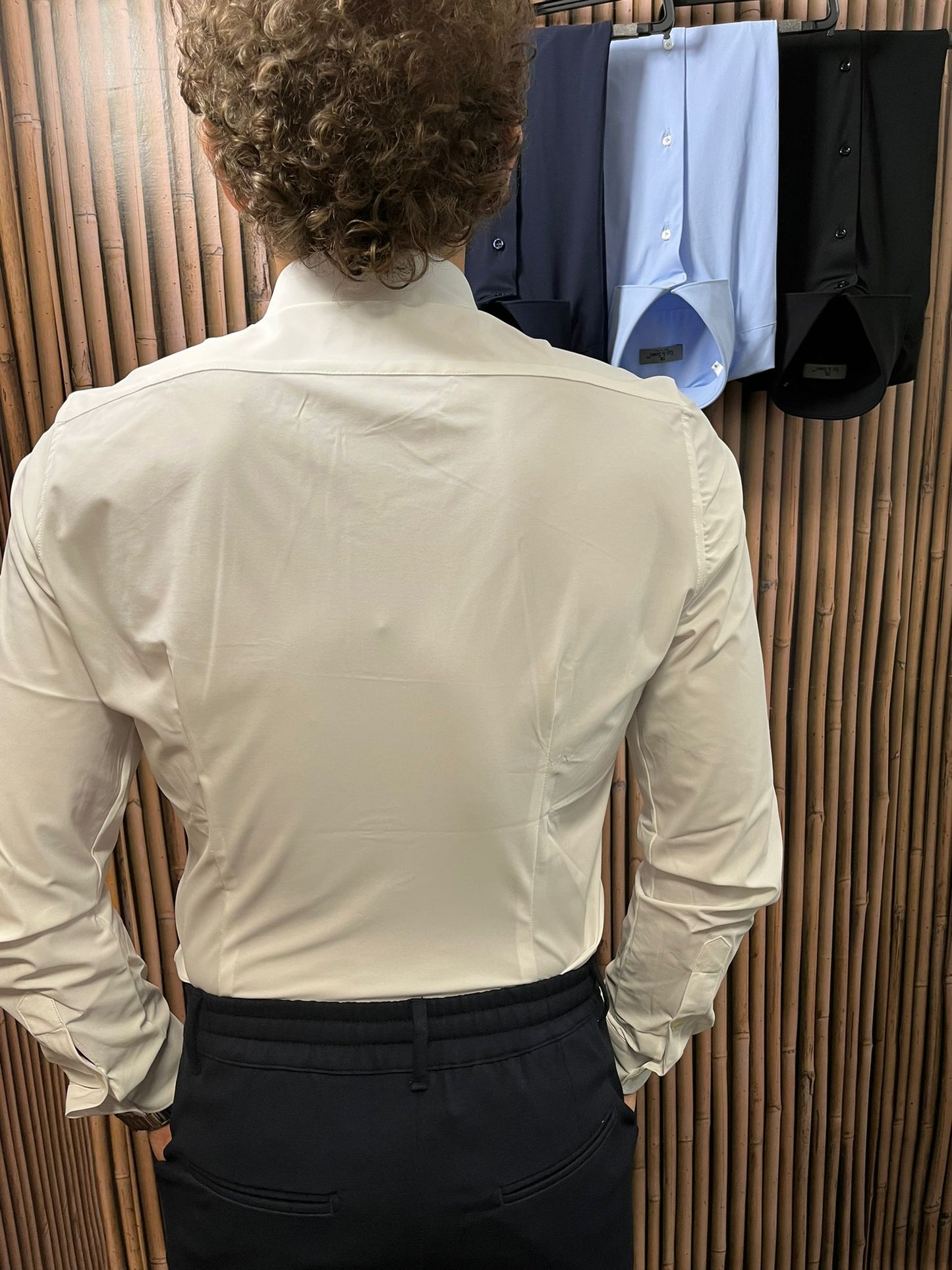 Camicia performance elasticizzata con collo francese