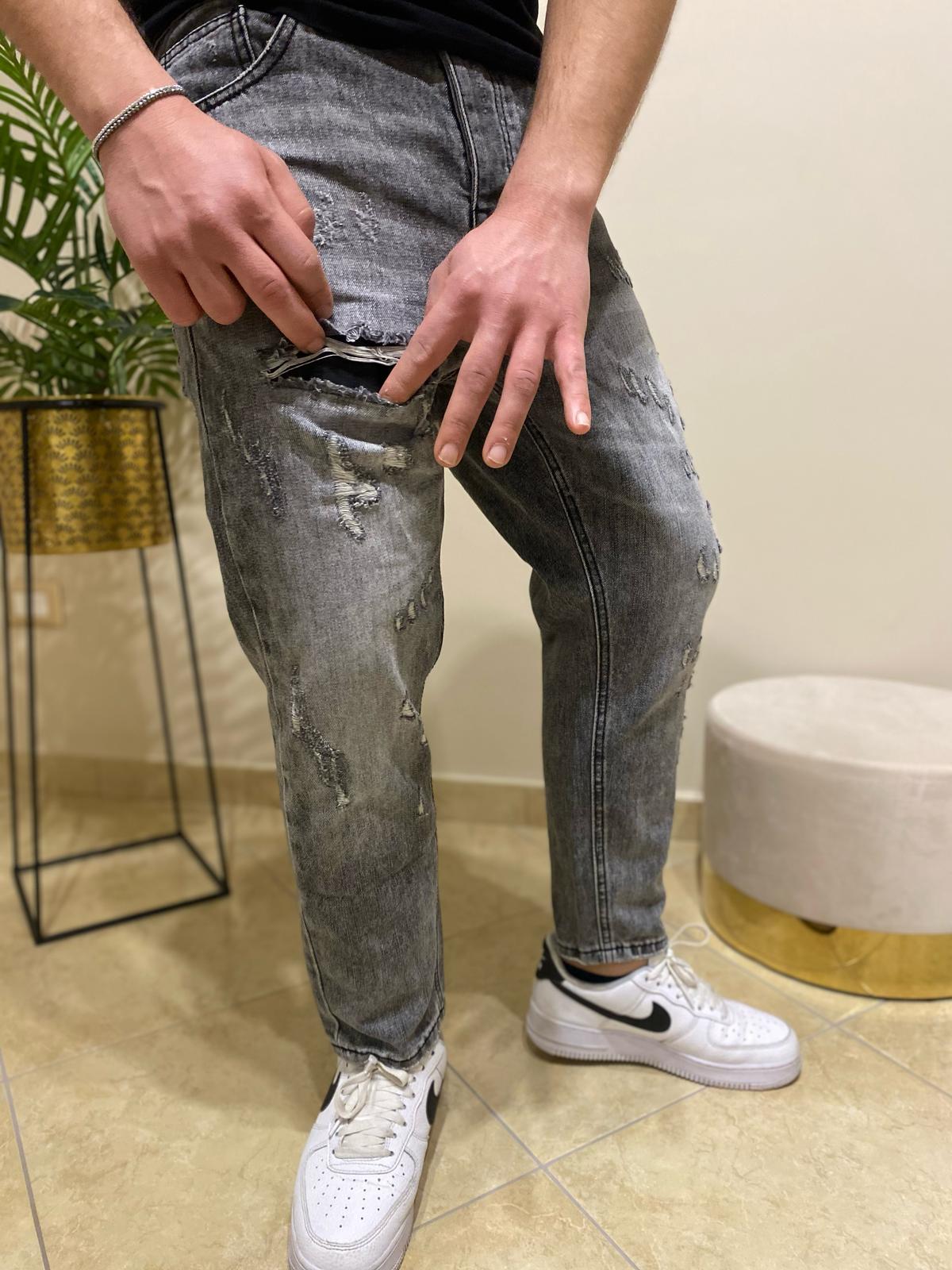 Jeans grigio con strappi