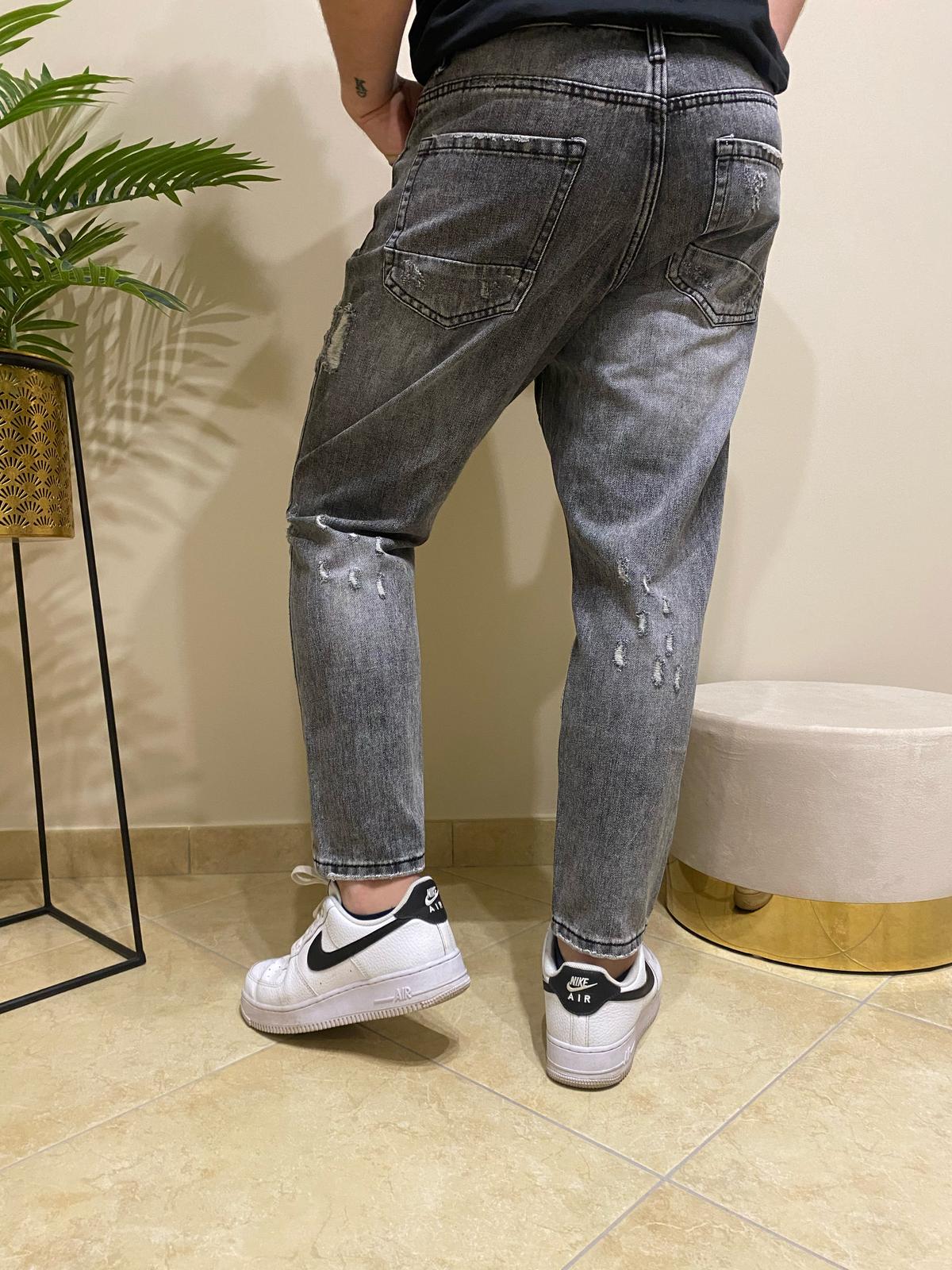 Jeans grigio con strappi