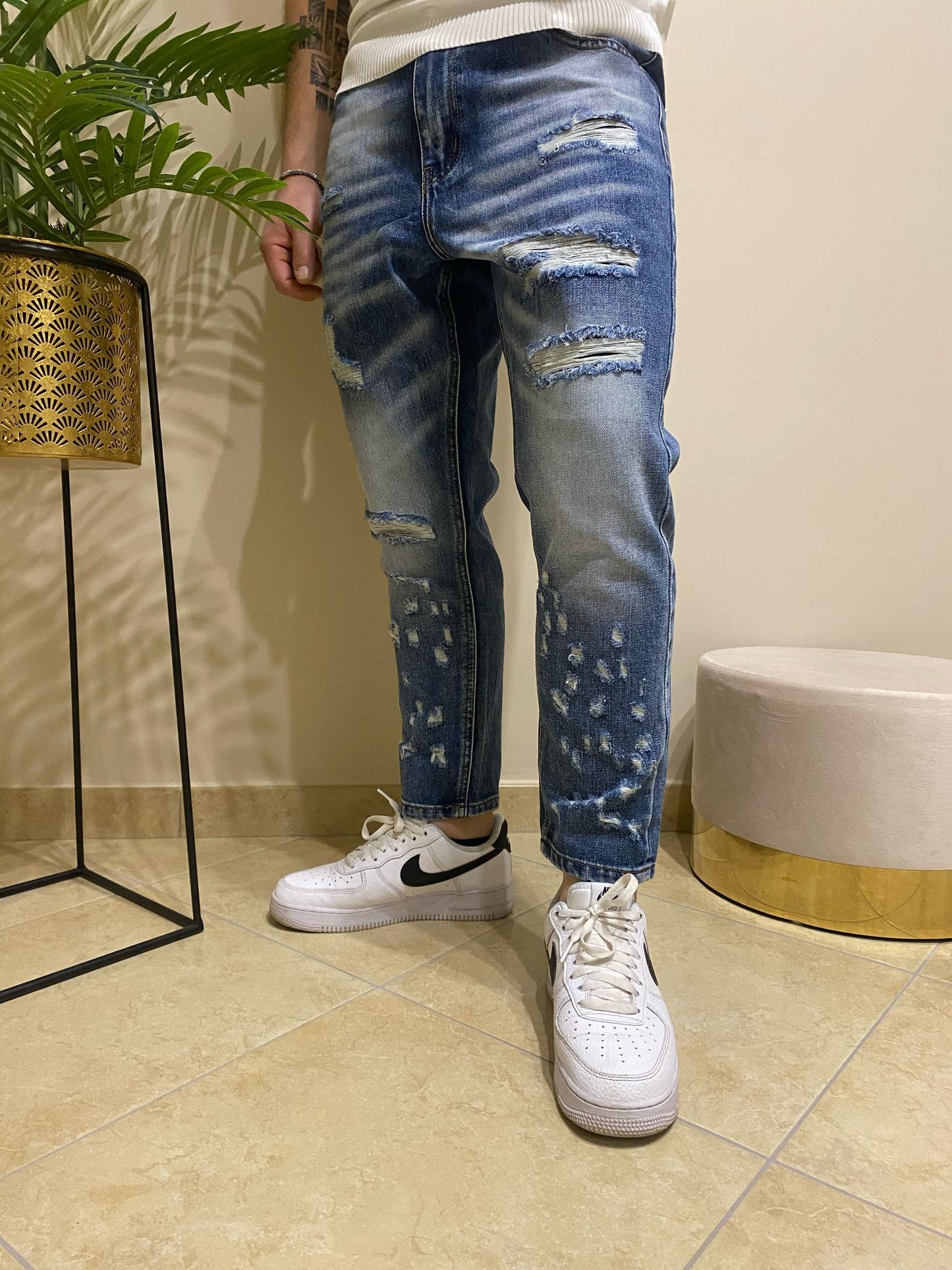 Jeans chiaro con strappi