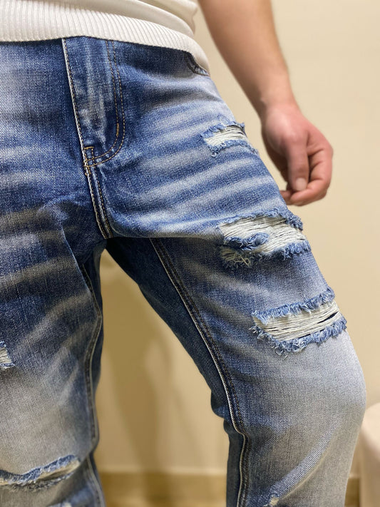 Jeans chiaro con strappi