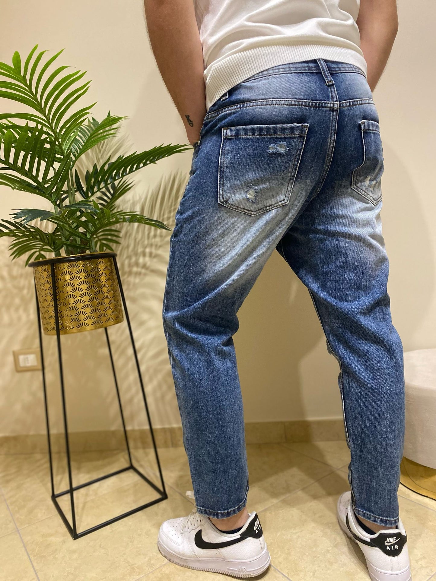 Jeans chiaro con strappi